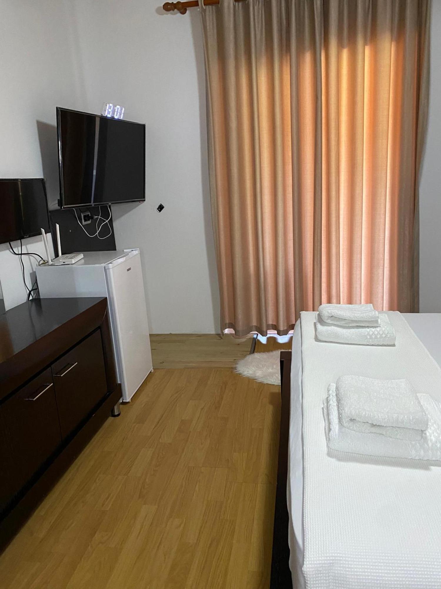Bertis Guest House Gjirokaster Bagian luar foto