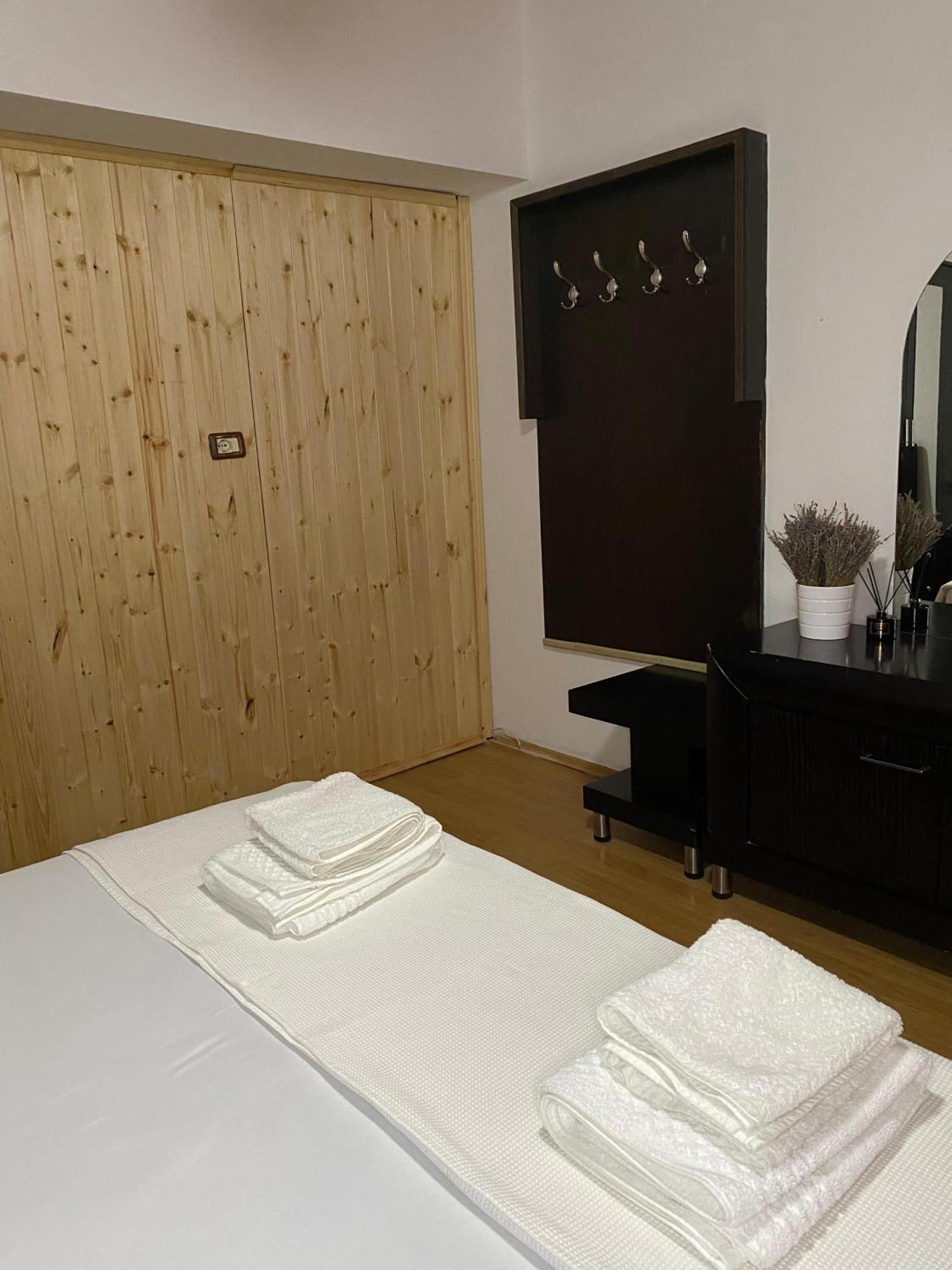 Bertis Guest House Gjirokaster Bagian luar foto