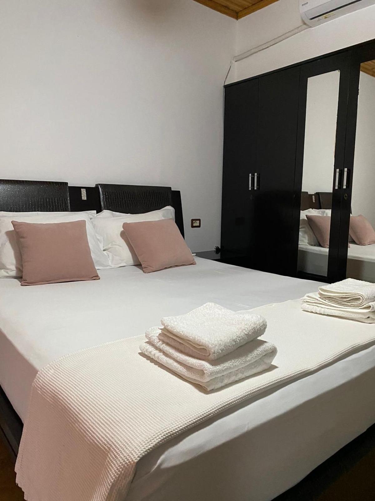 Bertis Guest House Gjirokaster Bagian luar foto